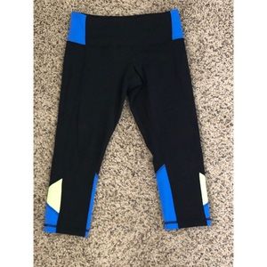 Lululemon color blocked Wunder Under Capri.